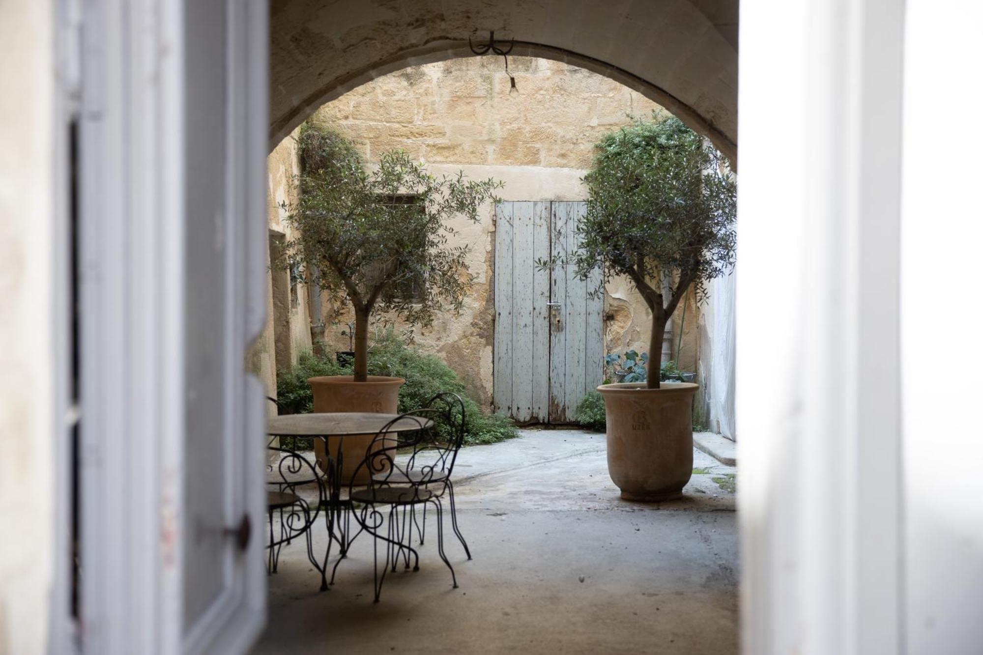 Bon Jour Uzes Apartment Exterior photo